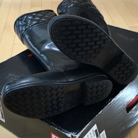 Preowned tall HUNTER rubber boots w quilted top - black - size 8 in box - Picture 5 of 9
